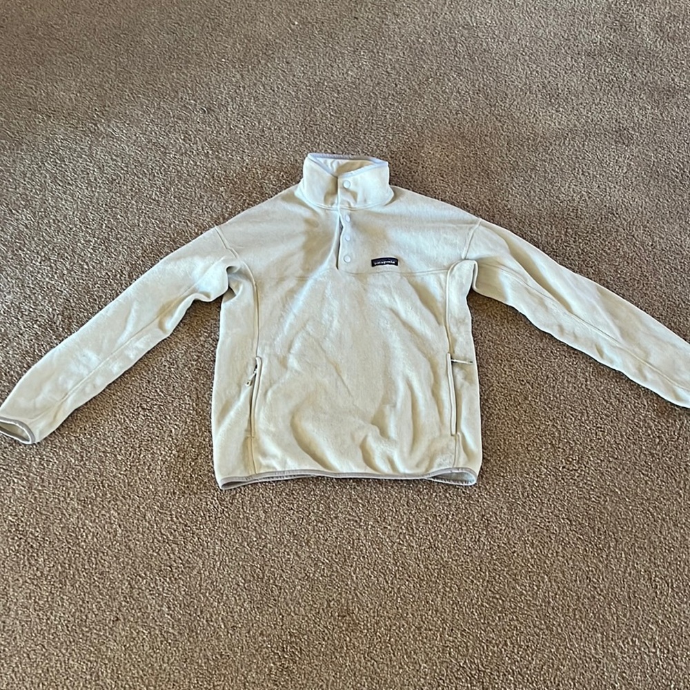 adorable patagonia pull over in great condition!